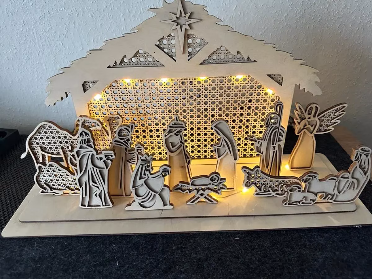 Weihnachtskrippe mit detailreichen Figuren