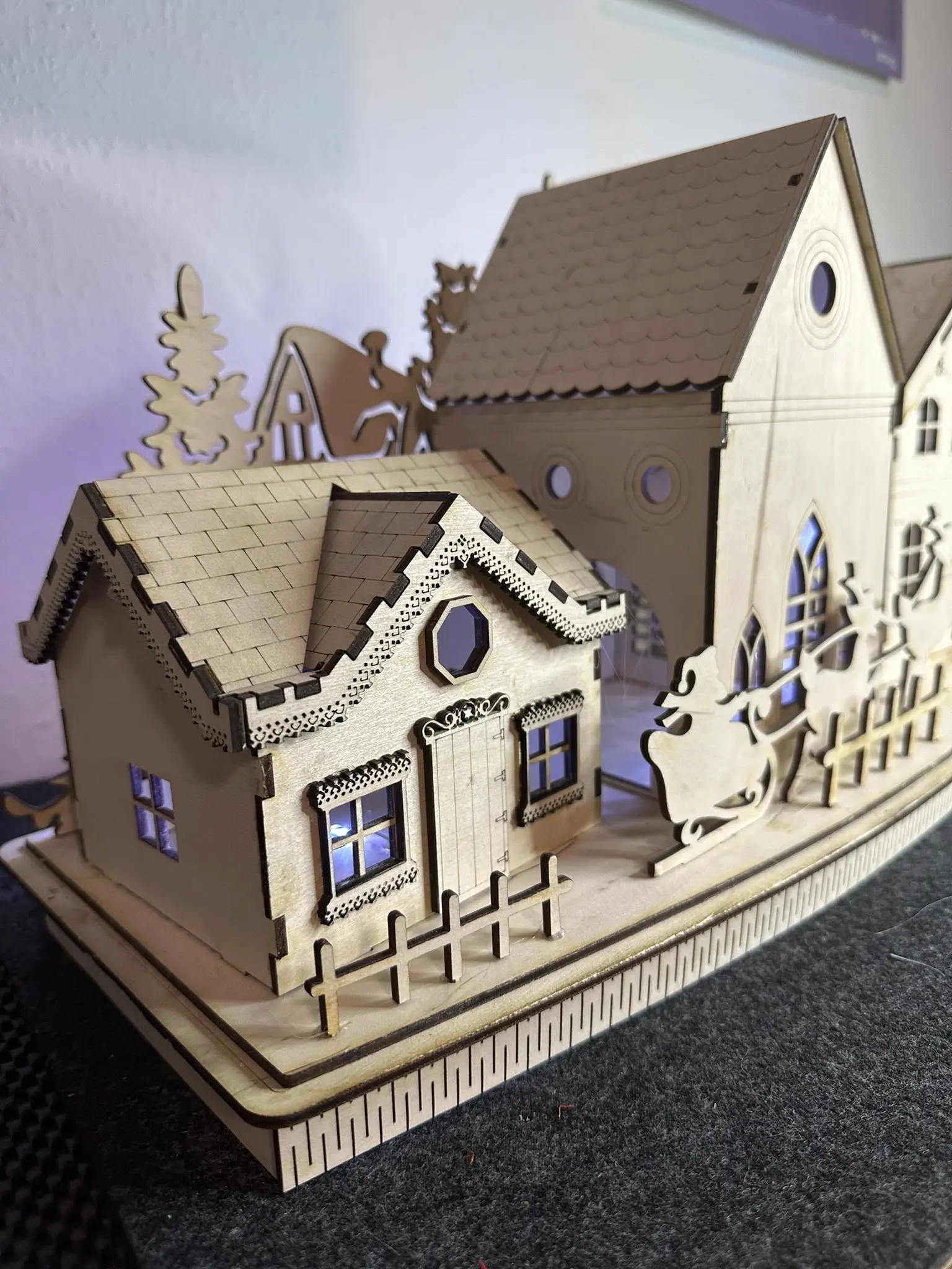 Schlittenfahrt im Weihnachtsdorf – Winterliche Dekoration