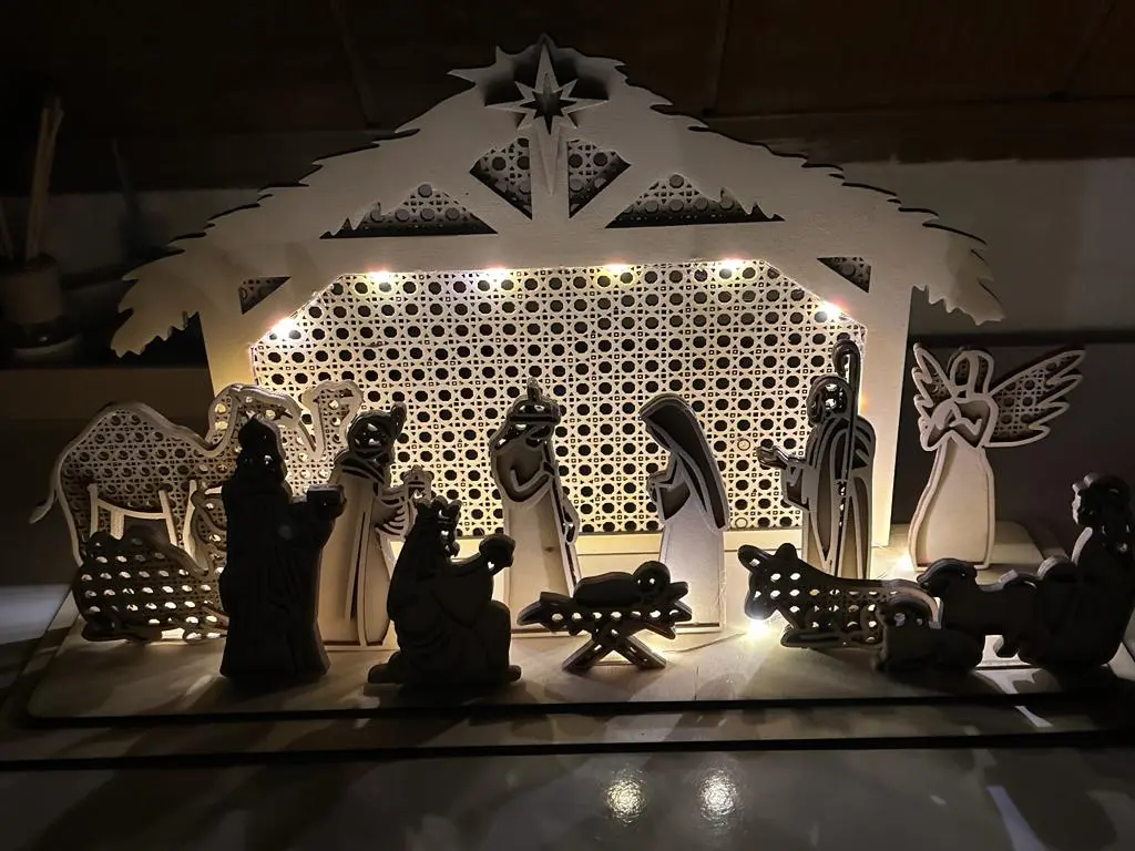 Weihnachtskrippe mit detailreichen Figuren