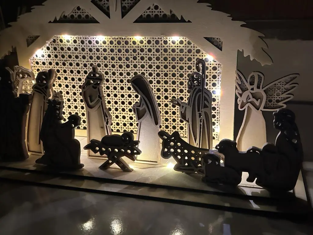 Weihnachtskrippe mit detailreichen Figuren
