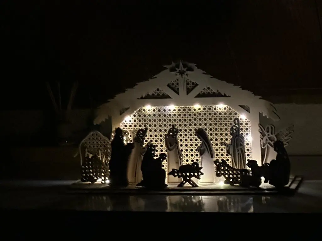 Weihnachtskrippe mit detailreichen Figuren