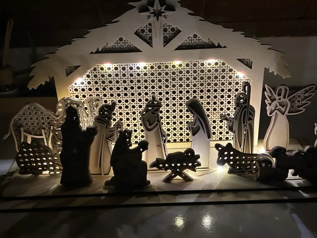 Weihnachtskrippe mit detailreichen Figuren
