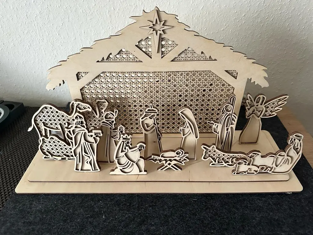 Weihnachtskrippe mit detailreichen Figuren
