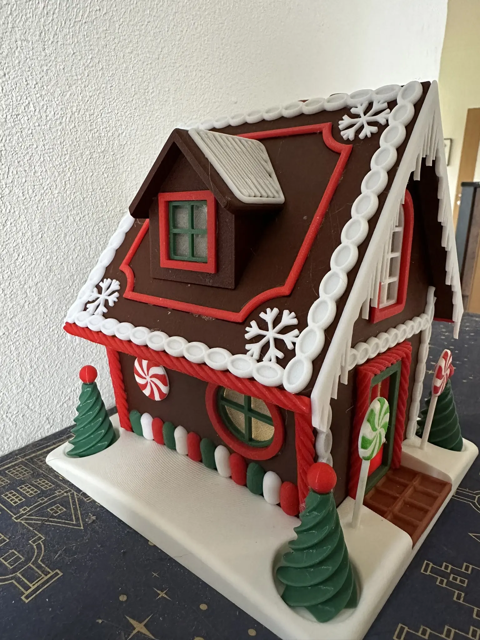 Lebkuchenhaus – dekoratives Haus für Winter & Weihnachten