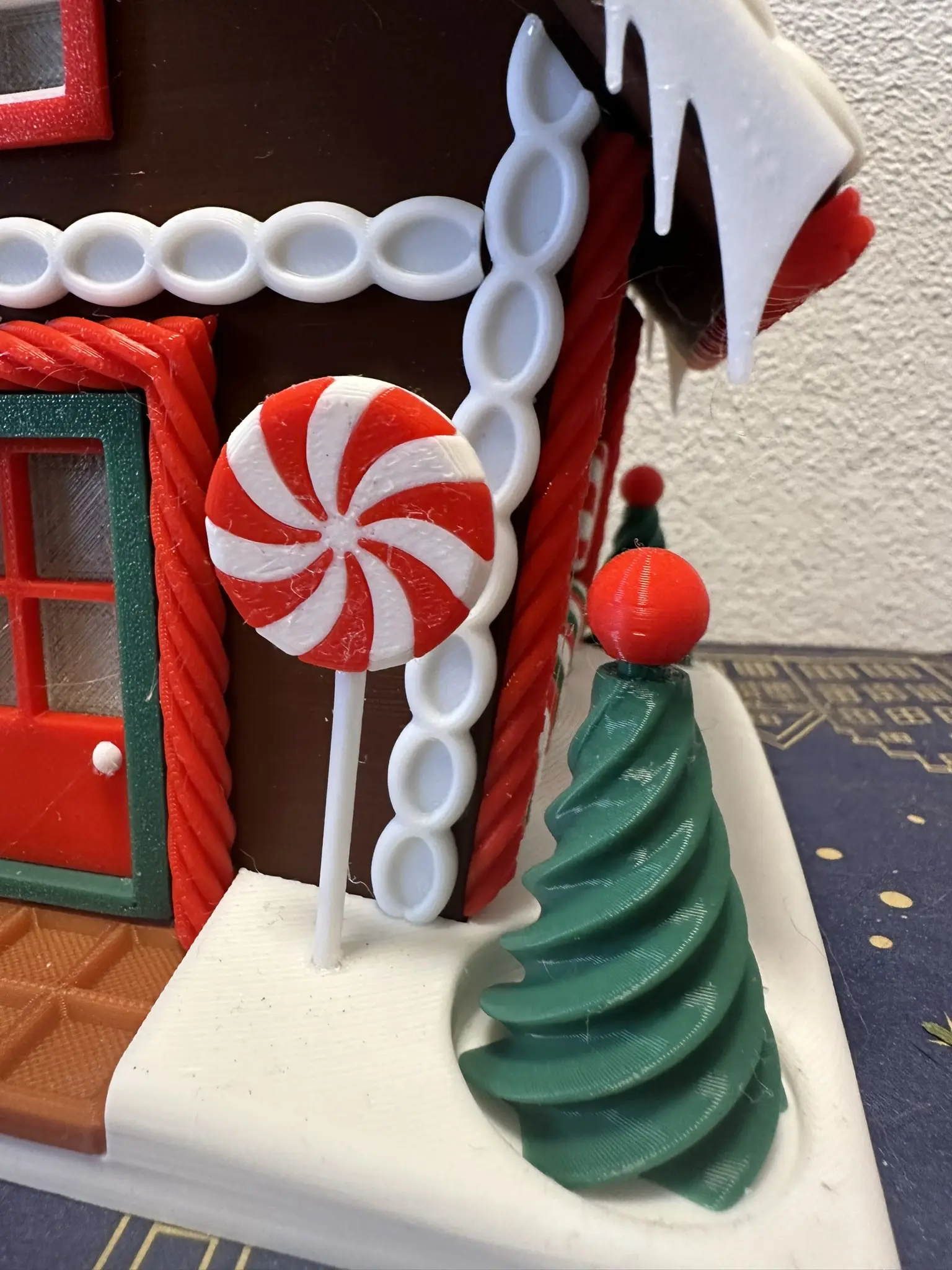 Lebkuchenhaus – dekoratives Haus für Winter & Weihnachten