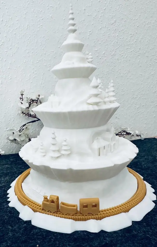 Weihnachtsbaum mit Zug – stilvolle Winterdeko