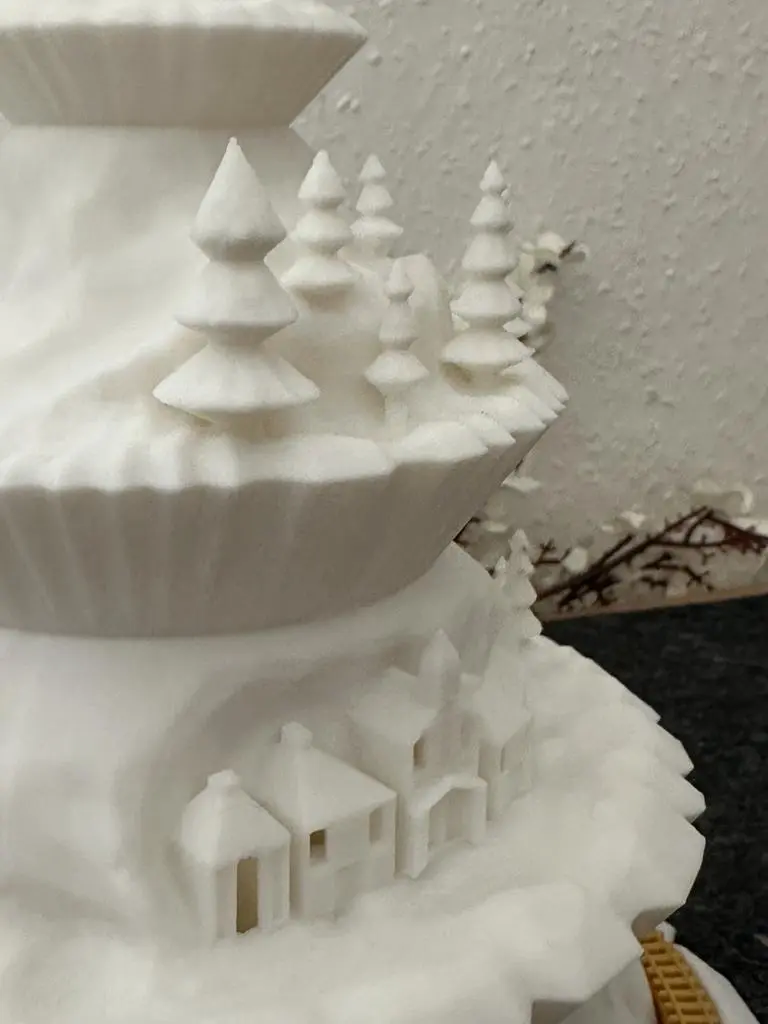 Weihnachtsbaum mit Zug – stilvolle Winterdeko
