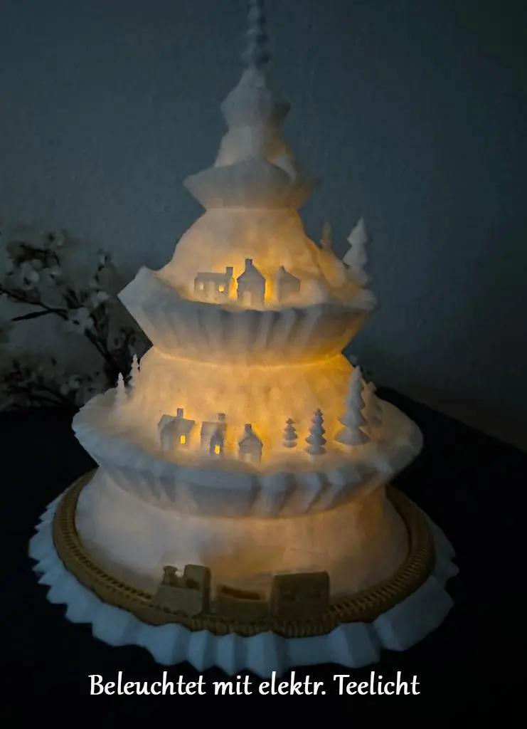 Weihnachtsbaum mit Zug – stilvolle Winterdeko