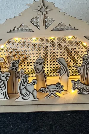 Weihnachtskrippe mit detailreichen Figuren – beleuchtet