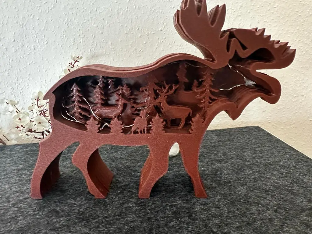 Beleuchtet: Elch Schwibbogen Nachtlicht mit eingeschaltetem LED-Drahtlicht und Timerfunktion