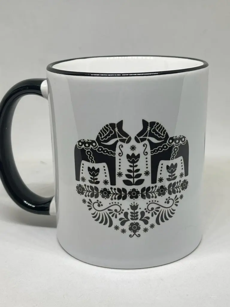 Dalahäst Tasse mit zwei Pferden im folkloristischen Schwarz-Weiß-Design – Keramiktasse 330 ml, spülmaschinen- und mikrowellengeeignet