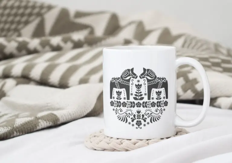 Dalahäst Tasse mit zwei Pferden im folkloristischen Schwarz-Weiß-Design – Keramiktasse 330 ml, spülmaschinen- und mikrowellengeeignet