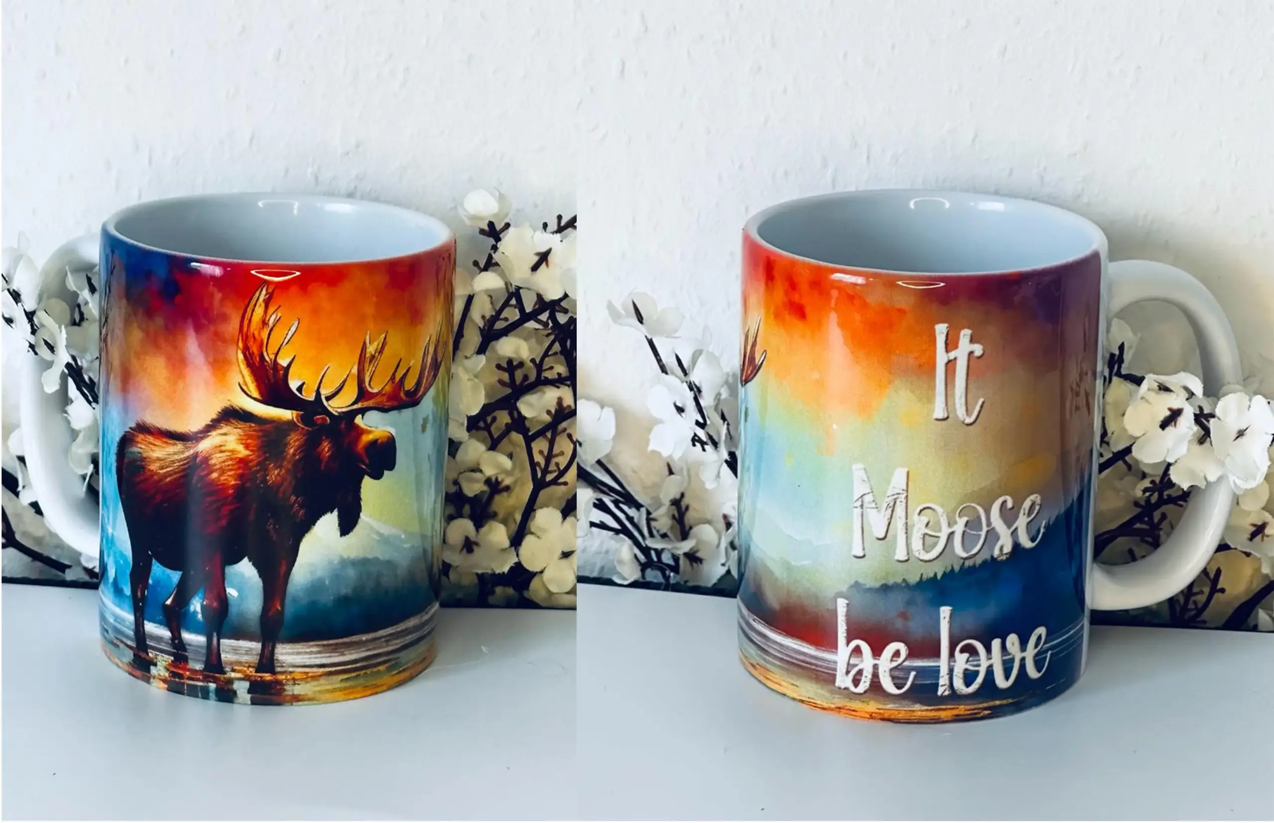 Rückseite der Elch Tasse mit Spruch It Moose be Love, vollflächig bedruckt