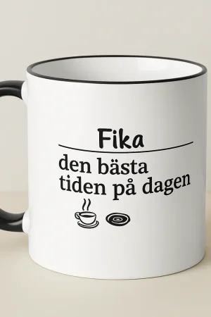 Tasse mit schwedischem Spruch „den bästa tiden på dagen“ – Keramiktasse 330 ml, spülmaschinengeeignet