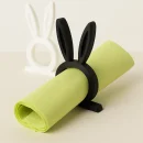 Hasenohren Serviettenringe auf Ostertisch