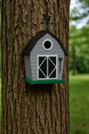 Vogelhaus/Nistkasten Scheune an Baum befestigt