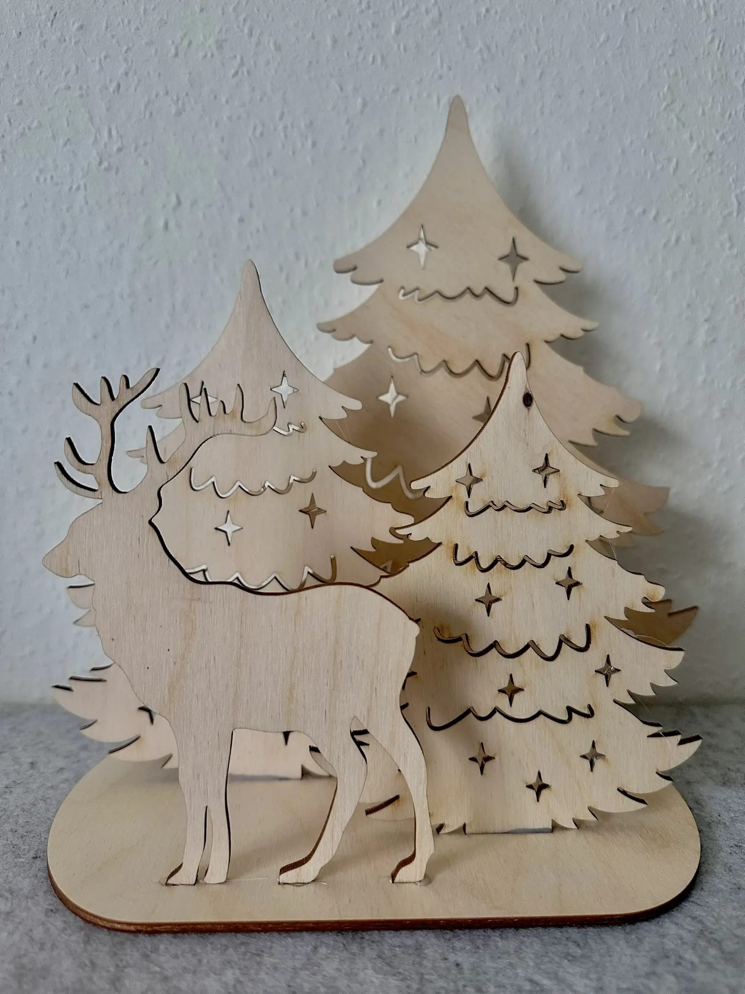 Weihnachtsdeko Rentier mit Tannenbäumen – Vorderansicht