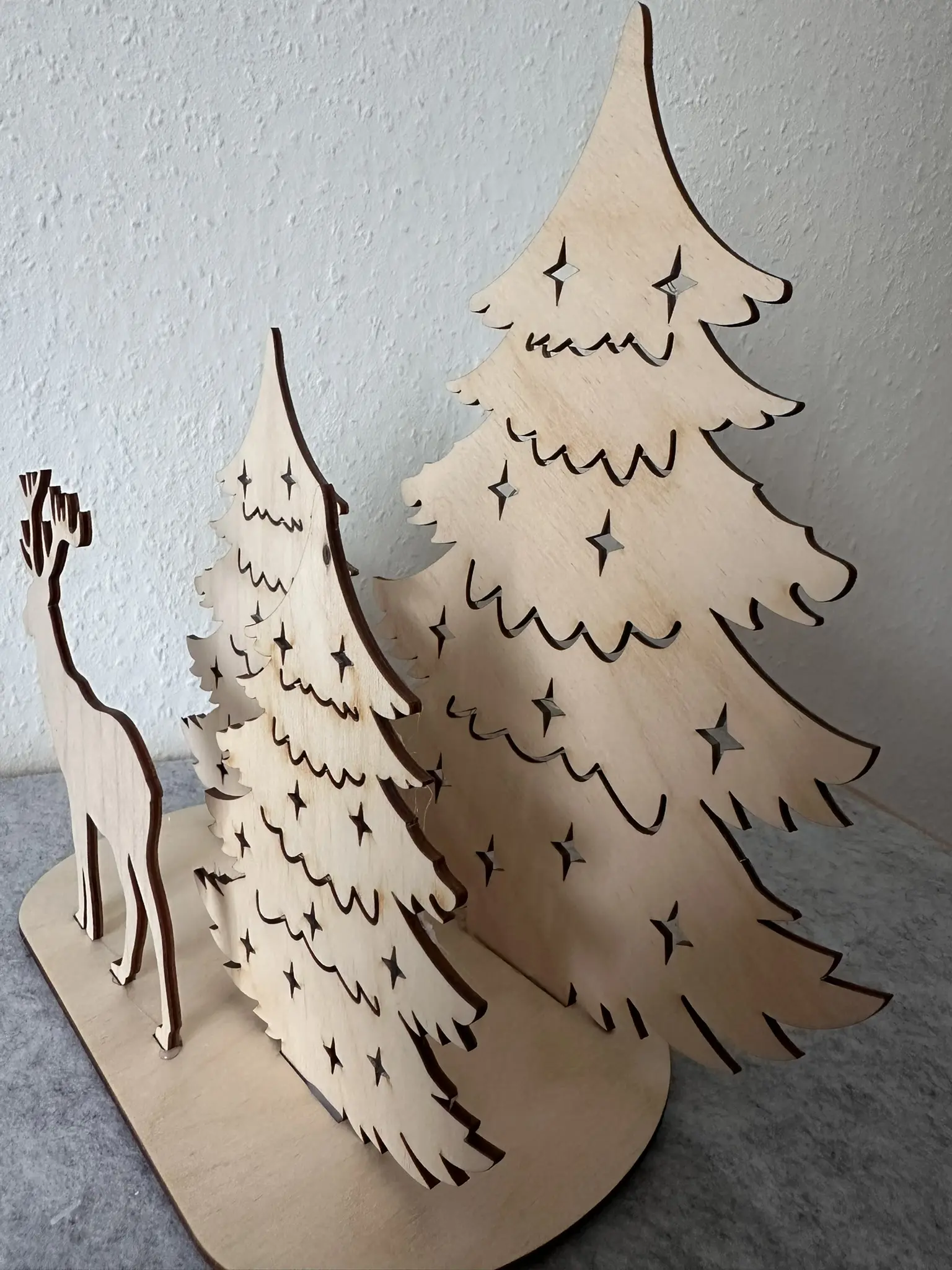 Weihnachtsdeko Rentier mit Tannenbäumen – Seitenansicht