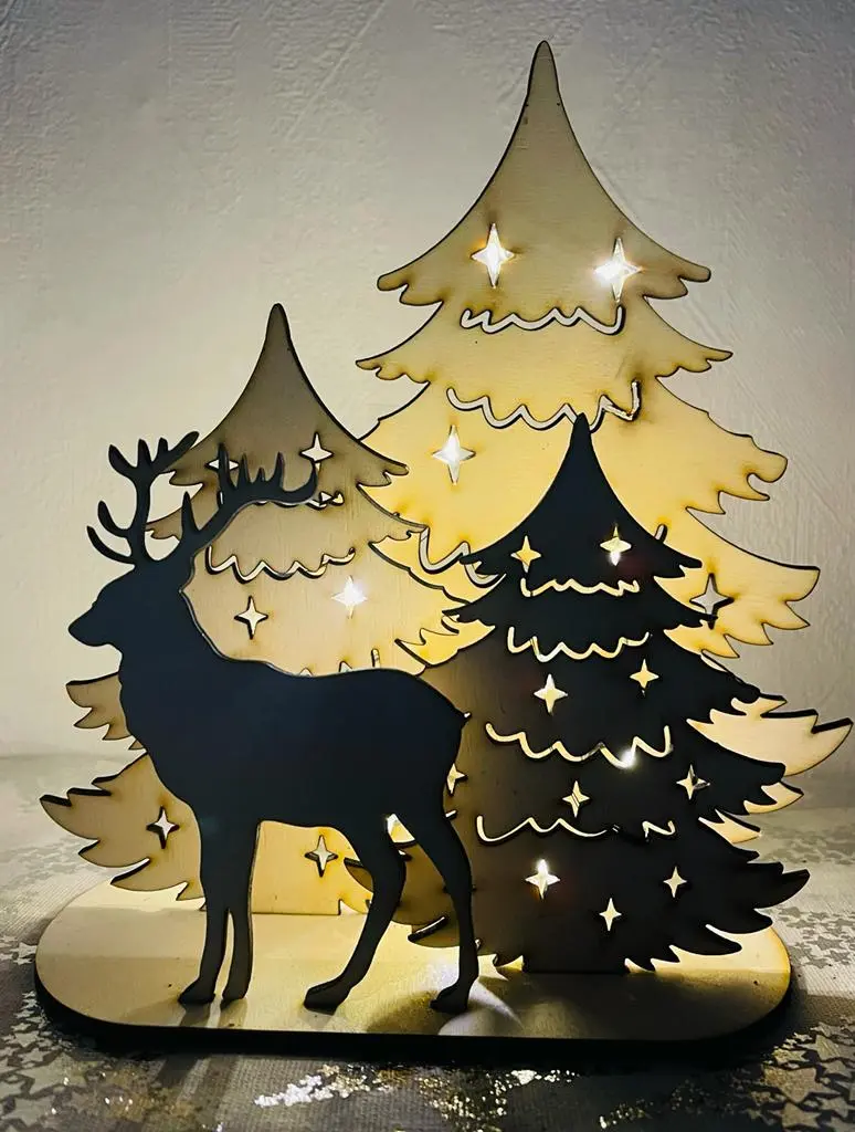 Weihnachtsdeko Rentier mit Tannenbäumen – LED beleuchtet